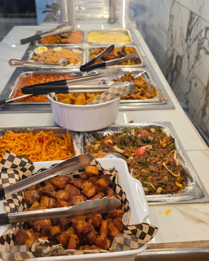 The Goianeiro buffet line: torresmo, ground beef, pasta, stews, fried cassava, feijão tropeiro and rice