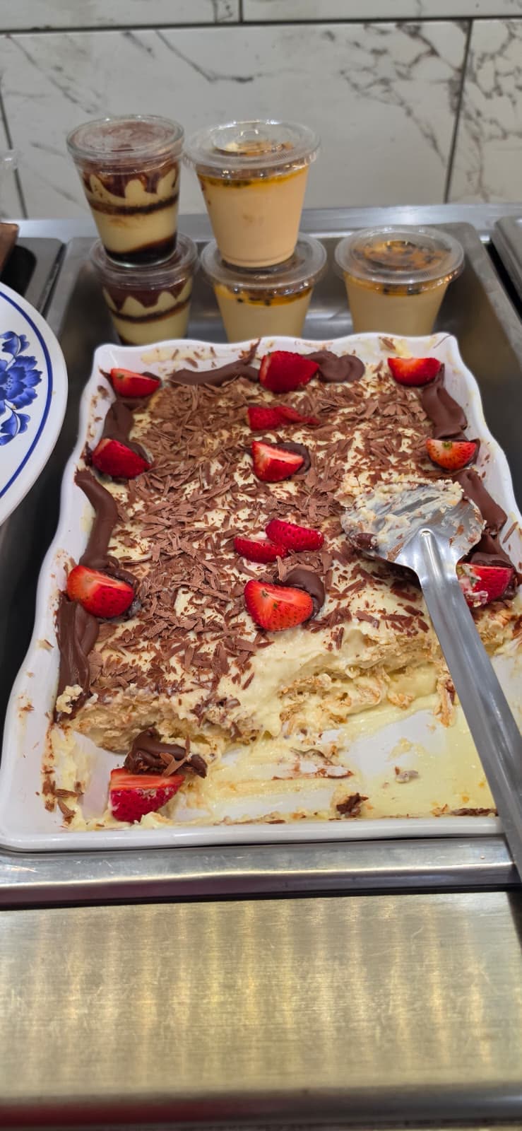 Layered pavê with chocolate shavings and strawberries