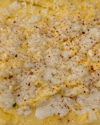 Creamy polenta with melted cheese
